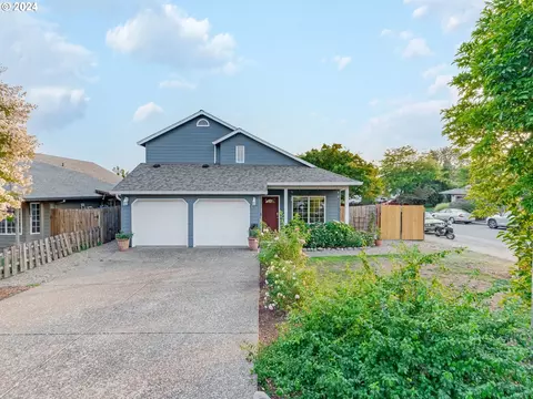 221 SW 11th St, Dundee, OR 97115