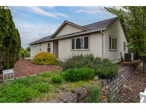 101 Barron Ct, Roseburg, OR 97471
