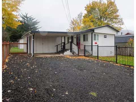 184 N Pioneer St, Lowell, OR 97452