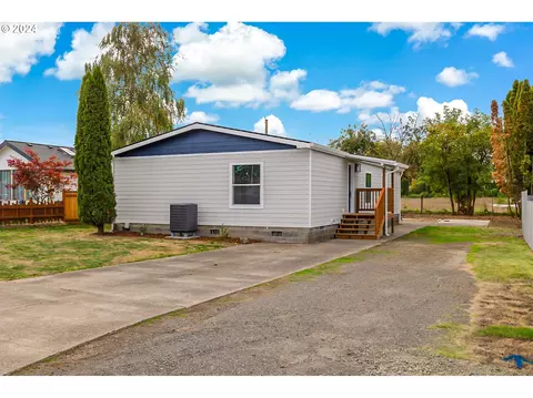 23611 Meadow Dr, Aurora, OR 97002