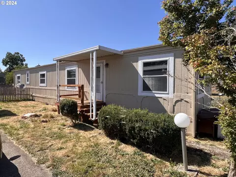 1025 S 6th St #77, Harrisburg, OR 97446
