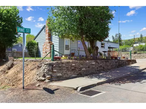 1004 Pine St, The Dalles, OR 97058