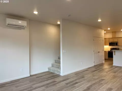 Living - 1583 37th St, Florence, OR 97439 photo 3 of 5