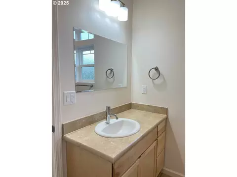 Bath - 1583 37th St, Florence, OR 97439 photo 2 of 5