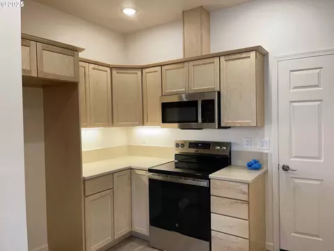 Kitchen - 1583 37th St, Florence, OR 97439 photo 2 of 3