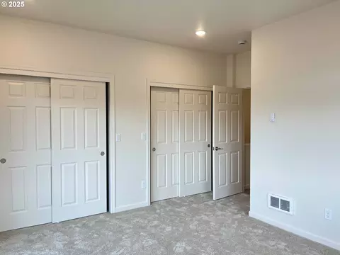 Bedroom - 1583 37th St, Florence, OR 97439 photo 6 of 7