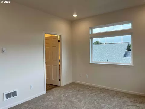 Bedroom - 1583 37th St, Florence, OR 97439 photo 5 of 7