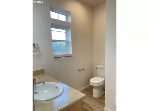 Bath - 1583 37th St, Florence, OR 97439 photo 1 of 5