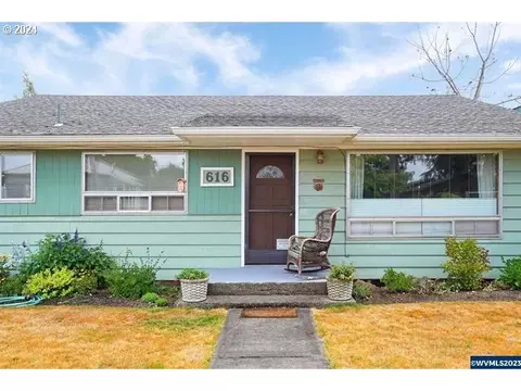 616 N 2nd St, Silverton, OR 97381
