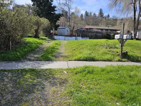 310 E 13th St #2, The Dalles, OR 97058