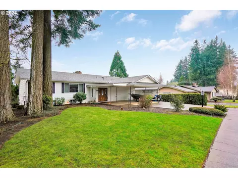 2010 E Pine St, Stayton, OR 97383
