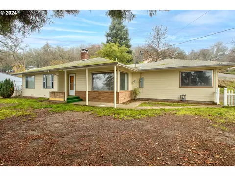 1812 NW Dogwood St, Roseburg, OR 97471