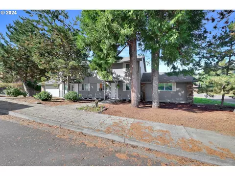 7617476176 Rippling Way, Oakridge, OR 97463