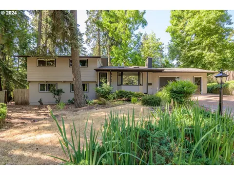 70 Coachman Dr, Eugene, OR 97405
