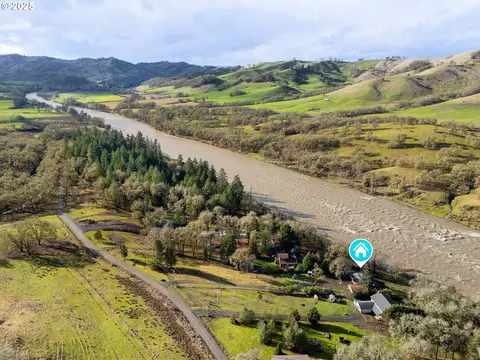 9286 S Bank Dr, Roseburg, OR 97470