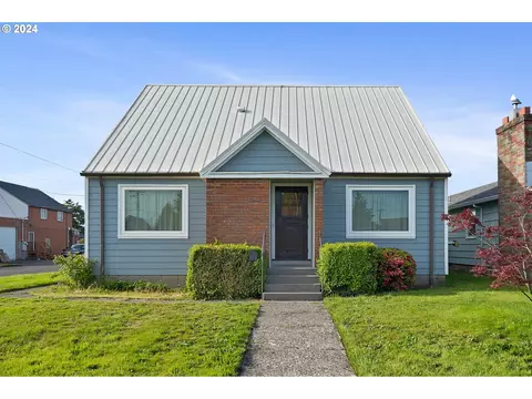2402 7th St, Tillamook, OR 97141