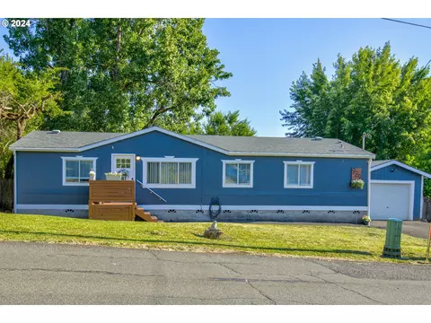 929 NE Rifle Range St, Roseburg, OR 97470