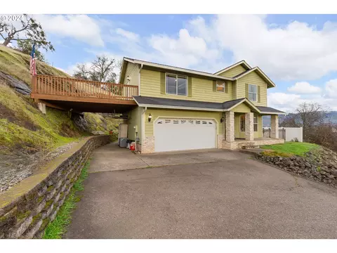 243 Summerwood St, Roseburg, OR 97471