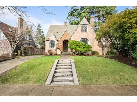 3273 NE Dunckley St, Portland, OR 97212
