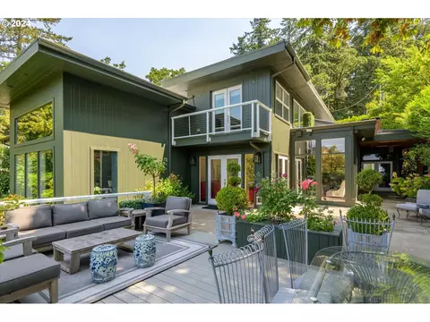 2502 Highland Dr, Eugene, OR 97403