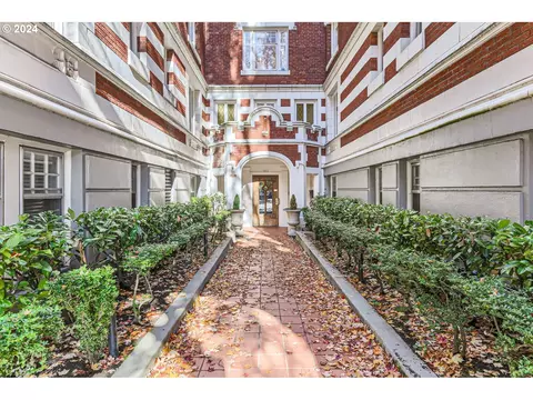 1811 NW Couch St #212, Portland, OR 97209