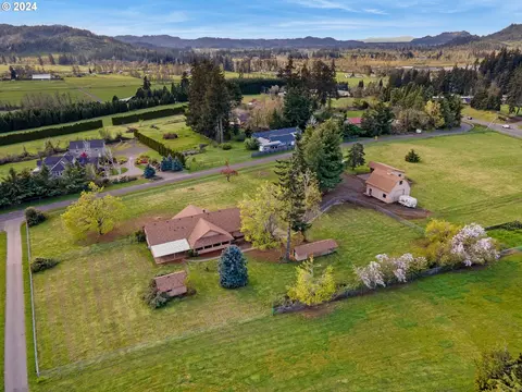 35510 Sunnyhill Ln, Pleasant Hill, OR 97455