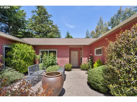 1093 6th St SE, Bandon, OR 97411