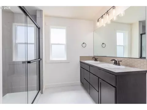 Bath - 856 E Autumn Ave, Hermiston, OR 97838 photo 2 of 4