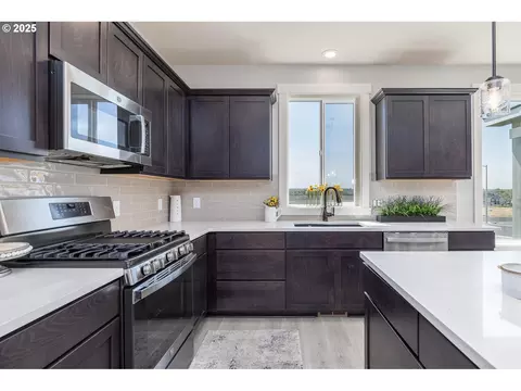 Kitchen - 856 E Autumn Ave, Hermiston, OR 97838 photo 4 of 4