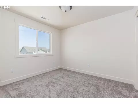 Bedroom - 856 E Autumn Ave, Hermiston, OR 97838 photo 1 of 5
