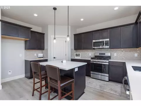 Kitchen - 856 E Autumn Ave, Hermiston, OR 97838 photo 3 of 4