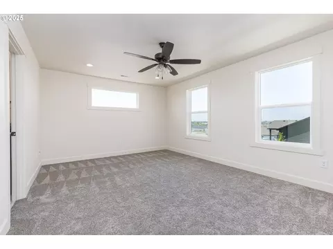 Bedroom - 856 E Autumn Ave, Hermiston, OR 97838 photo 4 of 5
