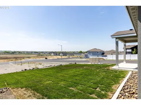 Exterior - 856 E Autumn Ave, Hermiston, OR 97838 photo 6 of 8