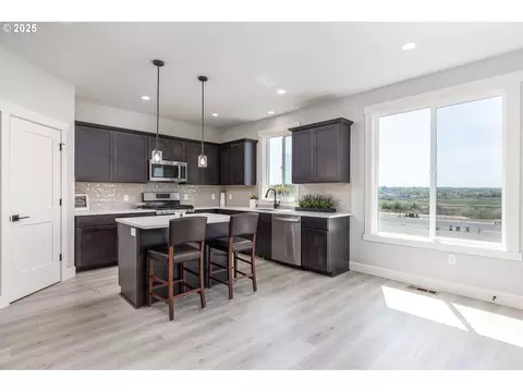 Kitchen - 856 E Autumn Ave, Hermiston, OR 97838 photo 1 of 4