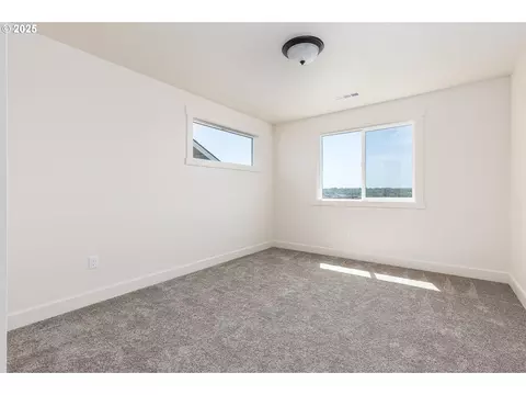 Bedroom - 856 E Autumn Ave, Hermiston, OR 97838 photo 3 of 5