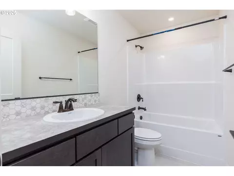 Bath - 856 E Autumn Ave, Hermiston, OR 97838 photo 1 of 4