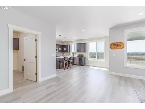 Living - 856 E Autumn Ave, Hermiston, OR 97838 photo 1 of 1