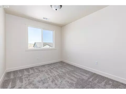 Bedroom - 856 E Autumn Ave, Hermiston, OR 97838 photo 2 of 5