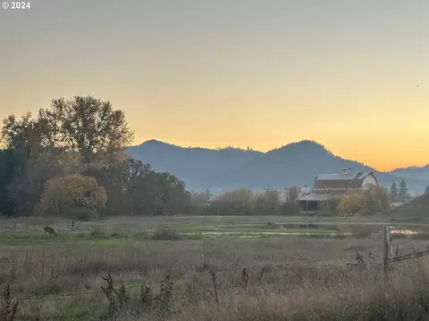 304 Dairy Loop Rd, Roseburg, OR 97471