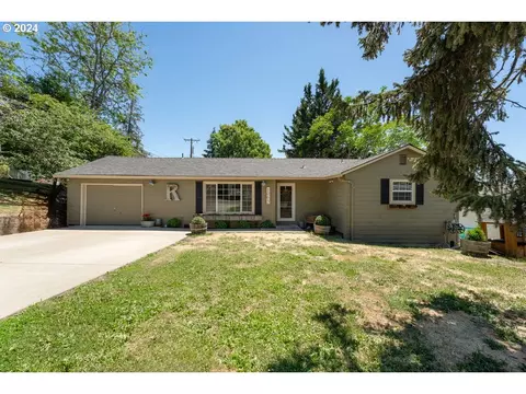 1063 NE Knoll Ave, Roseburg, OR 97470