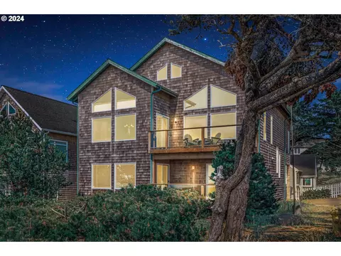 859 SW 8th St, Lincoln City, OR 97367