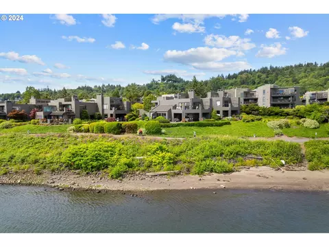 5680 S Riverpoint Ln, Portland, OR 97239