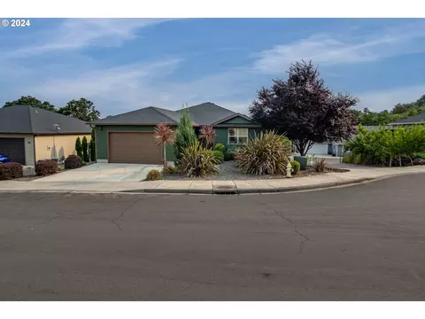 168 W Flangas Ave, Roseburg, OR 97471