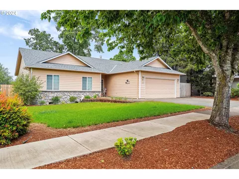 1303 Crestview Dr, Silverton, OR 97381