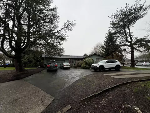 1243 NW Cherry Dr, Roseburg, OR 97471