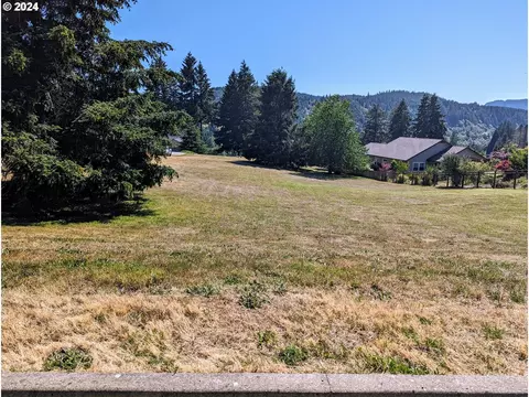 924 C St, Elkton, OR 97436