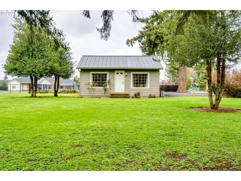 33962 Row Rd, Creswell, OR 97426
