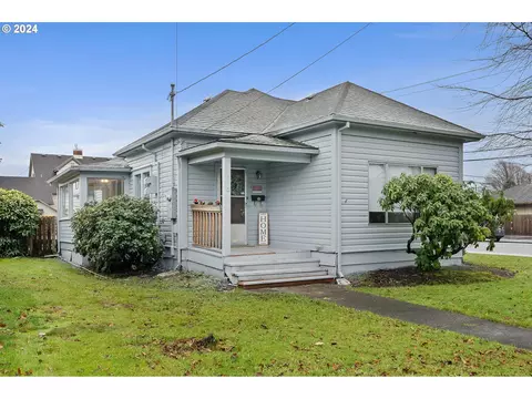 2407 3rd St, Tillamook, OR 97141