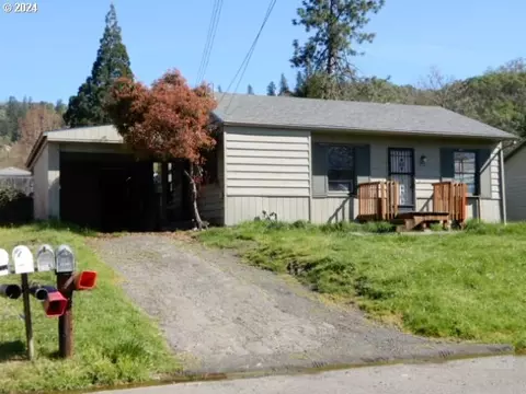 1665 NE Todd St, Roseburg, OR 97470