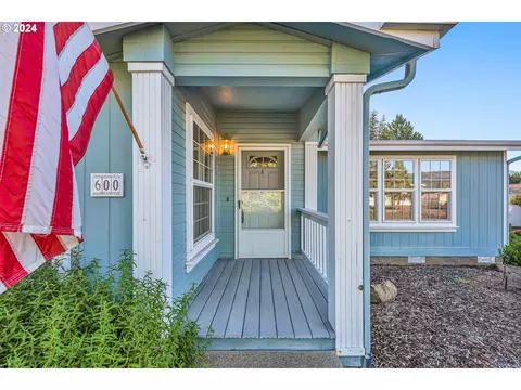 600 Deer Park Ln, Shady Cove, OR 97539